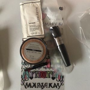 NWT MaryKay Mineral Foundation beige 1.5 w/brush